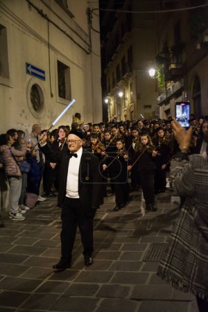 Téléchargez les photos : Chieti, Italie - 29 mars 2024 : La chorale Selecchy lors de la procession du Vendredi Saint à Chieti - en image libre de droit