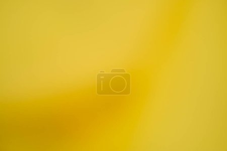Téléchargez les photos : Doux jaune clair fond abstrait dégradé couleur lisse sans couture texture mur beau flou pour rideau, papier peint, toile de fond et design web - en image libre de droit