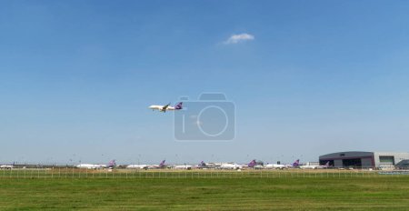 Téléchargez les photos : Samut Prakan, Thaïlande, 19 août 2023, Avions commerciaux Thai Airways atterrissant à l'aéroport international Suvarnabhumi. - en image libre de droit