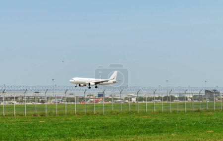 Téléchargez les photos : Samut Prakan, Thaïlande, 19 août 2023, White Airplane atterrit à l'aéroport international Suvarnabhumi. - en image libre de droit