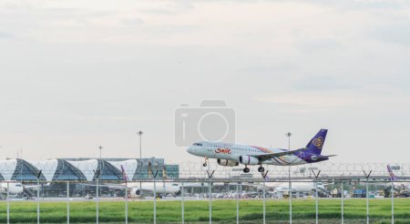 Téléchargez les photos : Samut Prakan, Thaïlande : 28 août 2023 : Avion aérien thaïlandais atterrissant sur les pistes de l'aéroport international de Suvarnabhumi où il y a beaucoup d'avions de ligne stationnés.- éditorial - en image libre de droit