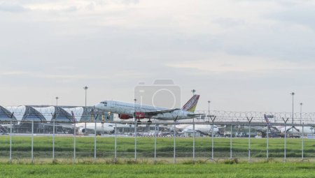 Téléchargez les photos : Samut Prakan, Thaïlande : 28 août 2023 : L'avion à réaction sur les pistes de l'aéroport international Suvarnabhumi décolle.- éditorial - en image libre de droit