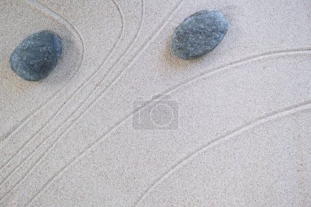 Foto de Calm Nature Japan Concept, Zen Garden Japanese Pattern on Beach Background, Diseño Buddhism Texture Wave on Desert, Top View Line Resumen sobre arena con piedra, equilibrio de meditación de pureza o spa de aroma. - Imagen libre de derechos