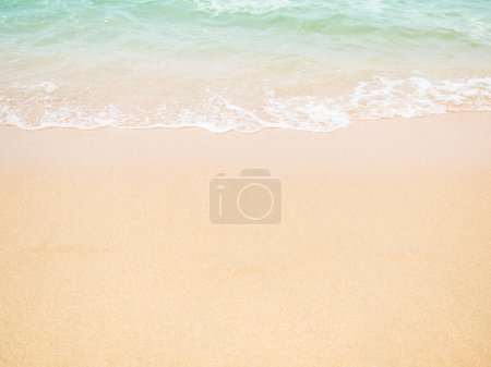 Foto de Wave on Sea Beach at Coast, Spash Water Texture on Sand, Tropical Nature Shore for Tourism Vacaciones de relax Vacaciones de verano, Hermoso paisaje marino Espacio libre. - Imagen libre de derechos