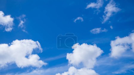 Téléchargez les photos : Fond d'écran ciel bleu nuage blanc, journée ensoleillée avec ciel Fond d'écran, Mockup Nature Paysage Espace Libre Fond d'écran, Carte ou affiche pour la protection de l'environnement. - en image libre de droit