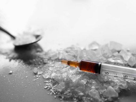 Methamphetamin-Droge in Spritze, Speed Drug Sucht, Medizin Wissenschaft Pharmazie Betäubungsmittel, Heroin Amphetamine Gefährlicher Substanzmissbrauch Illegale Gefahr Chemisches Konzentrat.