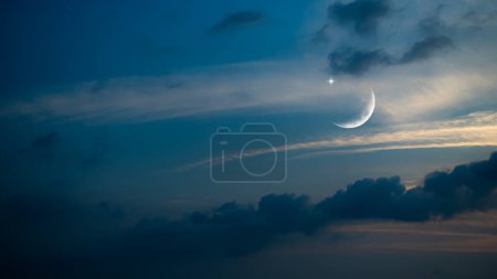 Foto de Eid Al Adha, Eid Al Fifr Adha Mubrak Concepto de fondo árabe, Luna creciente con estrella en el cielo nocturno oscuro Paisaje de la naturaleza, Símbolos Luz de la luna Musulmán Año Nuevo Muharram Religión. - Imagen libre de derechos