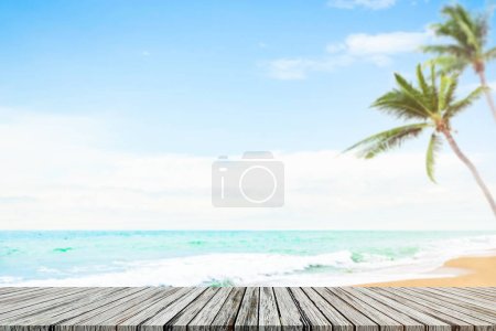 Foto de Mesa sobre fondo de verano de mar, escritorio en la playa de arena y el océano en la costa con palmera y cubierta Nube blanca Cielo azul Naturaleza soleada, Madera con horizonte costero Tropical, Turismo Vacaciones Resort Travel Holiday - Imagen libre de derechos