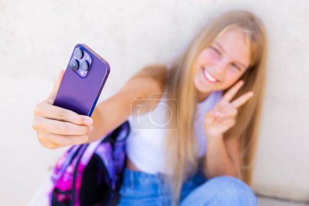 Foto de Adolescente chica tomando selfie con teléfono móvil - Imagen libre de derechos