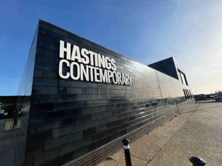 Téléchargez les photos : Hastings-E Sussex-Royaume-Uni-1 février 2024- Vue de face de la station de canot de sauvetage Hastings avec canot de sauvetage dans le garage.Bâtiment côtier.Ciel bleu journée ensoleillée. - en image libre de droit