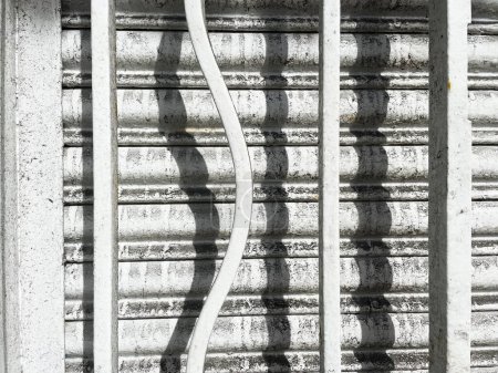 Contrastando líneas en blanco y negro en abstracto arquitectónico metálico con líneas rectas y curvas