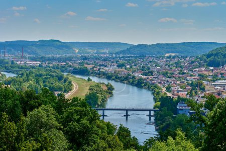 Vista de la ciudad de Kelheim y el Danubio cerca de Ratisbona, Baviera, Alemania