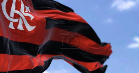 Foto de Río de Janeiro, BR, octubre 2022: Vista de cerca de la bandera de Flamengo ondeando en el viento. Flamengo es un club deportivo brasileño conocido principalmente por la sección de fútbol. Enfoque selectivo - Imagen libre de derechos