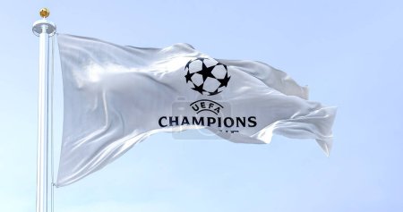 Téléchargez les photos : Istanbul TUR, juillet 2022 : Le drapeau de la Ligue des champions de l'UEFA brandissant par temps clair. Champion League est la compétition de club la plus prestigieuse du football européen. Tissu fond texturé. - en image libre de droit