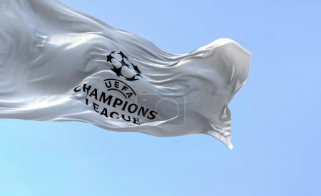 Foto de Estambul TUR, julio de 2022: La bandera de la Liga de Campeones de la UEFA ondeando en un día claro. Champion League es la competición de clubes más prestigiosa del fútbol europeo. Fondo texturizado de tela. - Imagen libre de derechos