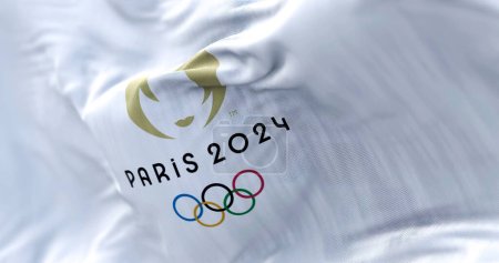Foto de París, FR, octubre de 2022: Vista de cerca de la bandera de los Juegos Olímpicos de París 2024 ondeando al viento. Los XXXIII Juegos Olímpicos se celebrarán en París, Francia, del 26 de julio al 11 de agosto de 2024.. - Imagen libre de derechos