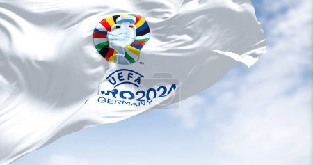 Foto de Berlín, Alemania, octubre de 2022: La bandera de la UEFA Euro 2024 ondeando en el viento. La 17ª edición tendrá lugar del 14 de junio al 14 de julio de 2024 en Alemania. Enfoque selectivo. Evento deportivo internacional - Imagen libre de derechos