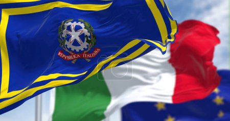 Rom, Es, Oktober 2022: Die Flagge des italienischen Ministerpräsidenten weht, im Hintergrund die Fahnen Italiens und der Europäischen Union