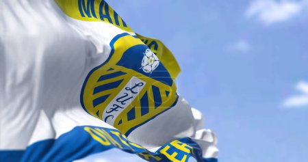 Foto de Leeds, Reino Unido, octubre de 2022: La bandera Leeds United ondeando en el viento. El Leeds United Football Club es un club de fútbol inglés con sede en Leeds. Ilustración 3D render. Enfoque selectivo - Imagen libre de derechos