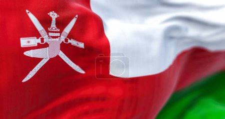 Téléchargez les photos : Vue rapprochée du drapeau national d'Oman agitant. Le Sultanat d'Oman est un pays arabe situé dans le sud-ouest de l'Asie. Tissu fond texturé. Concentration sélective. Illustration 3D rendu - en image libre de droit