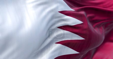 Vista de cerca de la bandera nacional de Qatar ondeando. El Estado de Qatar es un país de Asia Occidental. Fondo texturizado de tela. Enfoque selectivo. Renderizado de ilustración 3D