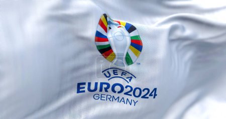 Foto de Berlín, DE, octubre 2022: La bandera de UEFA Euro 2024 ondeando. La 17ª edición tendrá lugar del 14 de junio al 14 de julio de 2024 en Alemania. Enfoque selectivo. Evento deportivo internacional. Ilustración 3D - Imagen libre de derechos