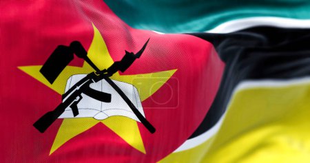 Foto de Vista de cerca de la bandera nacional de Mozambique ondeando en el viento. La República de Mozambique es un estado soberano de África Oriental. Fondo texturizado de tela. Enfoque selectivo. Ilustración 3D - Imagen libre de derechos
