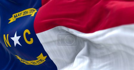 Téléchargez les photos : Vue rapprochée du drapeau de l'État de Caroline du Nord agitant. La Caroline du Nord est un État de la région du sud-est des États-Unis. Tissu fond texturé. Concentration sélective. Illustration 3D - en image libre de droit