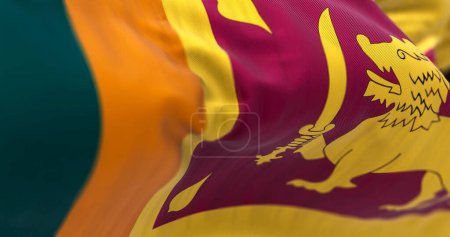 Téléchargez les photos : Vue rapprochée du drapeau national du Sri Lanka agitant. La République socialiste démocratique du Sri Lanka est un pays insulaire d'Asie du Sud. Tissu fond texturé. Concentration sélective. Illustration 3D - en image libre de droit