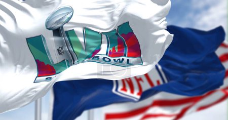 Foto de Glendale, US, Nov 2022: The flags of 57th Super Bowl, NFL and United States waving. El juego está programado para ser jugado el 12 de febrero de 2023 en Glendale, Arizona - Imagen libre de derechos