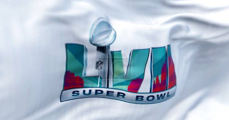 Foto de Vista de cerca de la 57ª bandera del juego Super Bowl ondeando. El juego está programado para ser jugado el 12 de febrero de 2023 en Glendale, Arizona, enfoque selectivo. Lazo inconsútil en cámara lenta. Ilustración 3D - Imagen libre de derechos