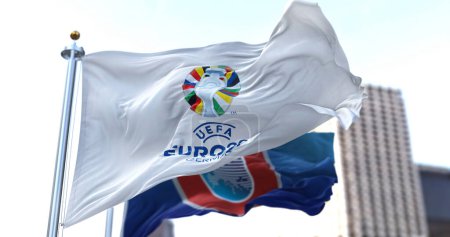 Téléchargez les photos : Berlin, Allemagne, octobre 2022 : Le drapeau de l'UEFA Euro 2024 et de l'UEFA au vent. La 17e édition aura lieu du 14 juin au 14 juillet 2024 en Allemagne. Concentration sélective. Événement sportif international - en image libre de droit