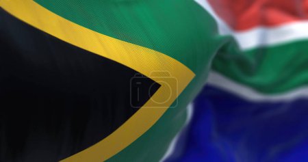 Téléchargez les photos : Vue rapprochée du drapeau national sud-africain agitant le vent. La République d'Afrique du Sud est le pays le plus méridional d'Afrique. Tissu fond texturé. Concentration sélective. Illustration 3d - en image libre de droit