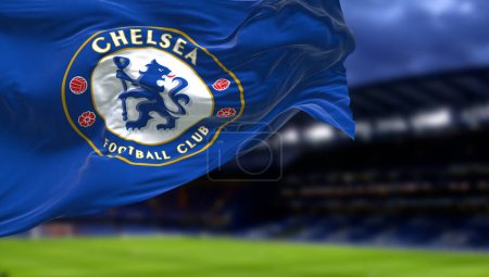 Foto de Londres, Reino Unido, mayo de 2022: La bandera del Chelsea Football Club ondeando dentro del estadio Stamford Bridge por la noche. Chelsea F.C. es un club de fútbol profesional con sede en Fulham, Londres. - Imagen libre de derechos