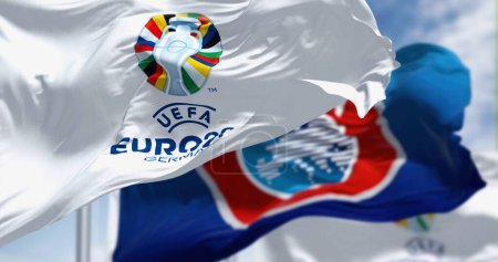Foto de Berlín, DE, Feb 2023: Las banderas de Euro 2024 y UEFA ondeando en el viento. Alemania acogerá la decimoséptima edición del Campeonato Europeo de Fútbol de la UEFA 2024. Ilustración realista 3d - Imagen libre de derechos