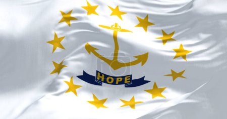 Téléchargez les photos : Gros plan sur le drapeau de Rhode Island. Ancre dorée au centre entourée de treize étoiles dorées. Illustration 3D rendu. Gros plan. Tissu texturé fond - en image libre de droit