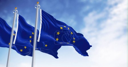 Drei Flaggen der Europäischen Union wehen an einem klaren Tag im Wind. Politische und wirtschaftliche Union von 27 europäischen Ländern. 3D Illustration rendern. Wellenförmiges Textil.