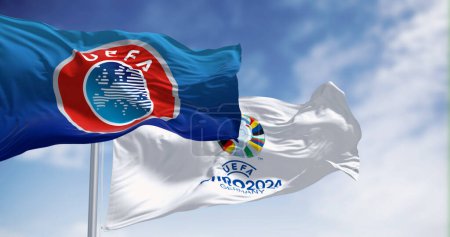 Foto de Berlín, DE, Feb 2023: Banderas de la Eurocopa 2024 y la UEFA ondeando en el viento. El Campeonato Europeo de Fútbol de la UEFA 2024 será organizado por Alemania. Ilustración editorial ilustrativa 3d render - Imagen libre de derechos