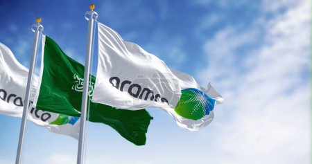 Téléchargez les photos : Dhahran, SA, mars 2023 : Drapeaux d'Aramco et d'Arabie Saoudite agitant un jour clair. Aramco est la société nationale saoudienne d'hydrocarbures. Illustration éditoriale 3d rendu - en image libre de droit