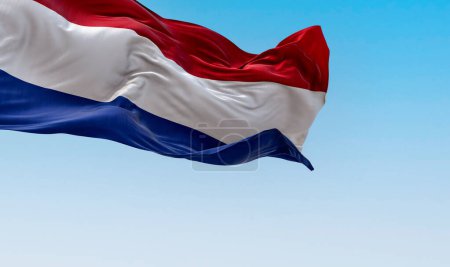 La bandera nacional de los Países Bajos ondeando en el viento en un día soleado. Bandera con rayas rojas, blancas y azules. País europeo. Ilustración 3D render. Tejido ondulado