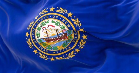 Foto de Detalle de la bandera del estado de New Hampshire ondeando. Sello estatal de New Hampshire en un campo azul oscuro. Bandera del estado. Tejido ondulado. 3d render ilustración. Primer plano. Fondo texturizado. Enfoque selectivo - Imagen libre de derechos