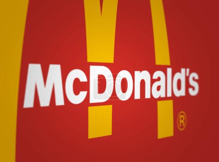 Téléchargez les photos : New York, États-Unis, mars 2023 : Logo de Mc Donald sur fond vert. McDonald's est la plus grande chaîne de restauration rapide au monde. Illustration éditoriale illustrative. Concentration sélective - en image libre de droit