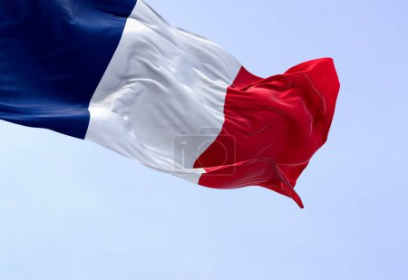 Le drapeau national de la France agitant dans le vent par temps clair. Tricolore de bandes verticales bleues, blanches et rouges. Membre de l'UE. Illustration 3D rendu. Textiles flottants