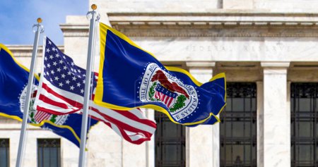 Téléchargez les photos : Washington, États-Unis, mars 2023 : drapeaux de la Réserve fédérale et des États-Unis agitant le bâtiment Eccles en arrière-plan. Illustration éditoriale 3d rendu. - en image libre de droit