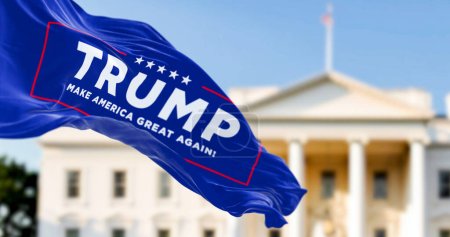 Téléchargez les photos : Washington D.C., États-Unis, mars 2023 : Drapeau avec Donald Trump Logo de la campagne électorale présidentielle de 2024 agitant devant une Maison Blanche floue. Illustration éditoriale 3d rendu - en image libre de droit