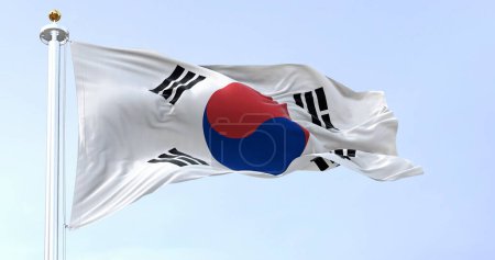 Téléchargez les photos : Drapeau national de la Corée du Sud agitant par temps clair. Le drapeau est un champ blanc avec un taegeuk rouge et bleu au centre. Illustration 3D rendu. Textiles flottants. - en image libre de droit