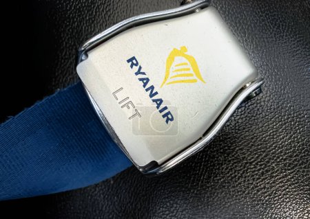 Foto de Dublín, IR Jan 2023: detalle de la hebilla del cinturón de seguridad con el logotipo de Ryanair en un asiento vacío. Ryanair es una aerolínea irlandesa de bajo coste. Editorial ilustrativo. - Imagen libre de derechos