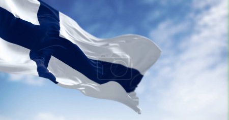 La bandera nacional de Finlandia ondeando en el viento en un día claro. Cruz azul nórdica sobre fondo blanco. País escandinavo. Ilustración 3D render. Tejido ondulado.