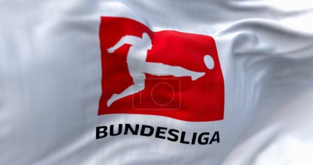 Foto de Múnich, DE, abril de 2023: Primer plano de la bandera de la Bundesliga ondeando al viento. Bundesliga es una liga profesional de fútbol en Alemania. Ilustración editorial ilustrativa 3d render. - Imagen libre de derechos
