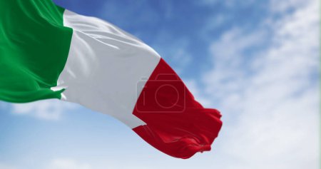Foto de Bandera nacional de Italia ondeando en el viento en un día claro. Tres bandas verticales de verde, blanco y rojo. 3d render ilustración. Tejido ondulado. Enfoque selectivo - Imagen libre de derechos
